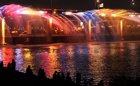 Мост-фонтан Лунная радуга