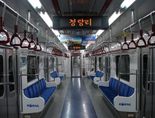 Вагон сеульского метро