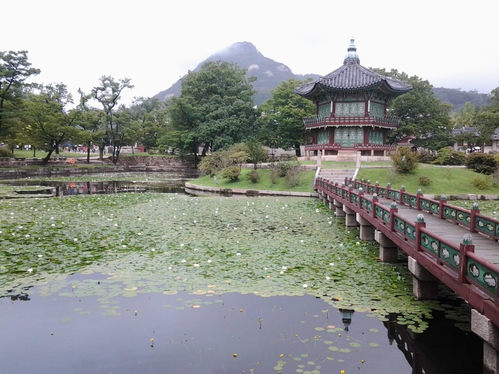 Пруд во дворце Кенбоккун, Сеул 