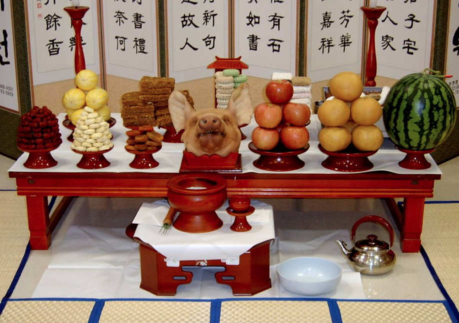 Голова свиньи ставится на стол для корейского ритуала на удачу