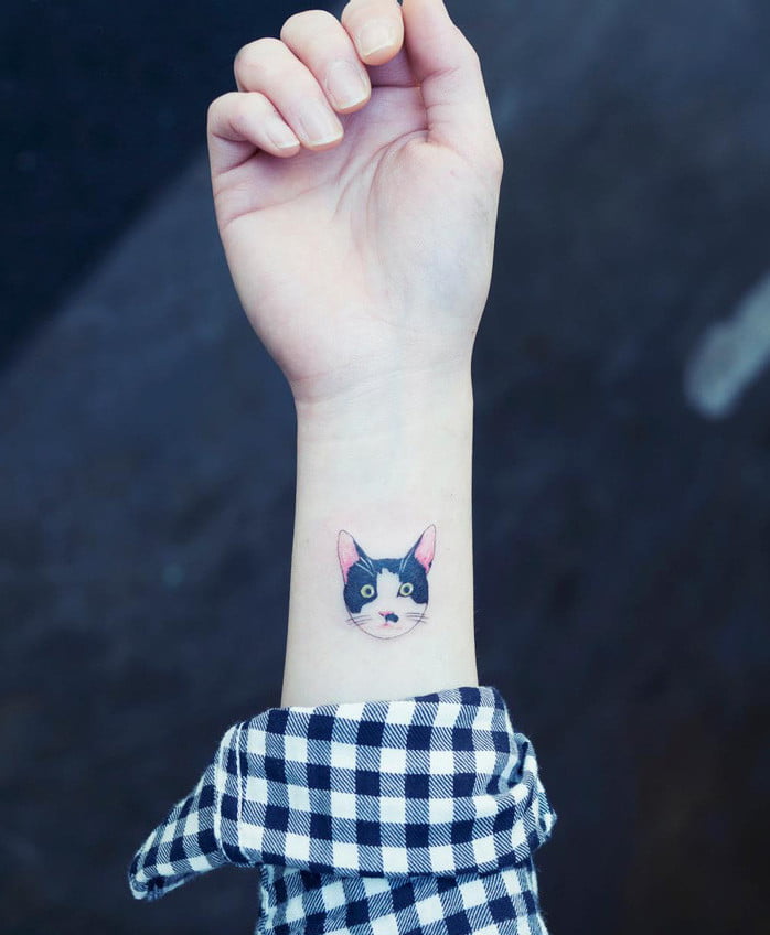 Татуировка кот на руке
