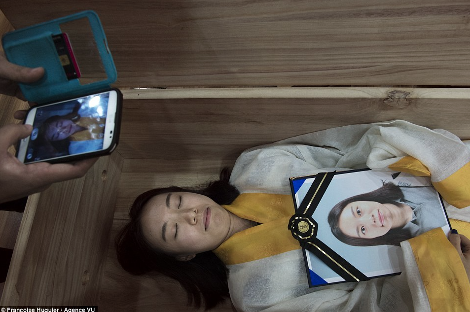 Молодая кореянка репетирует свою смерть, чтобы справиться с мыслями о самоубийстве.