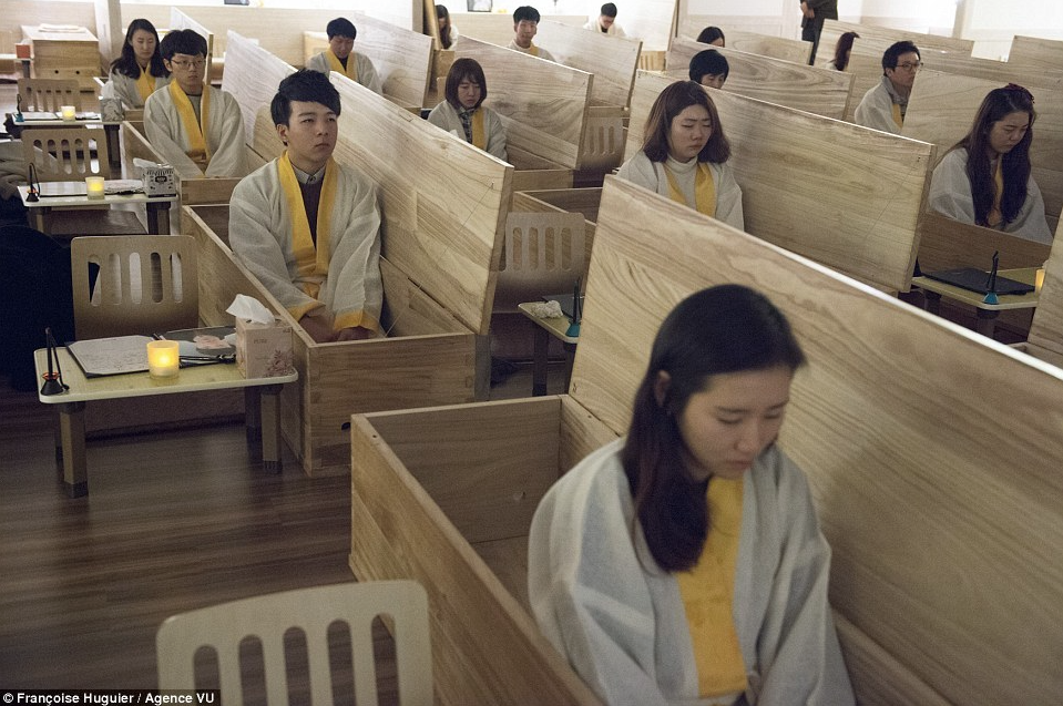 Корейцы с мыслями о самоубийстве сидят в гробу.