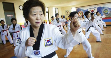 Корейские бабушки занимаются тхэквондо