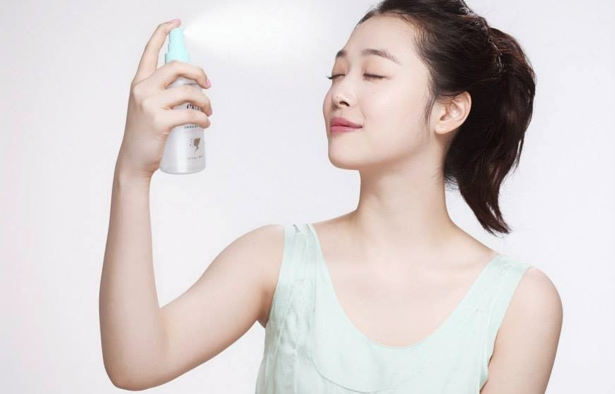 Мист спрей помогает кореянкам сохранить макияж даже в жару