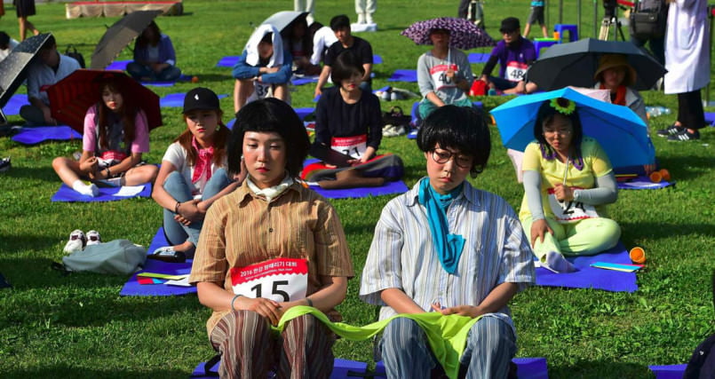 Кореянки отдыхают в сеульском парке от постоянного стресса